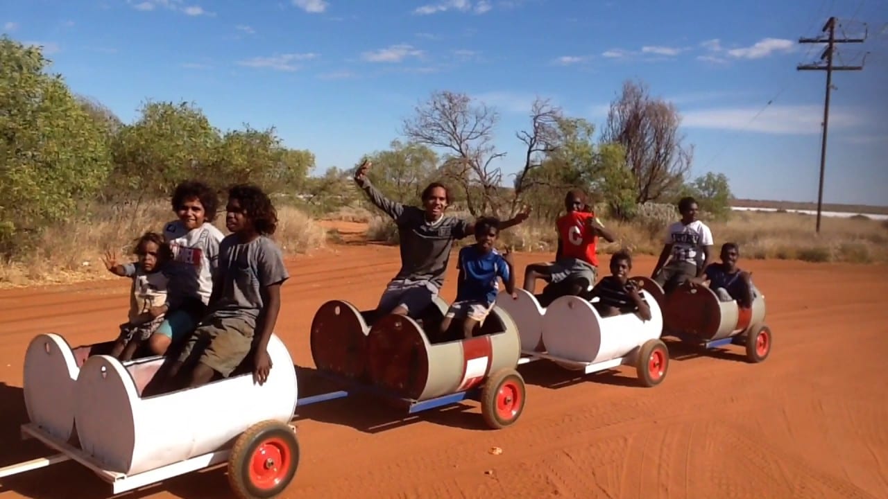 Suku Aborigin Ubah Drum Jadi Bus Sekolah